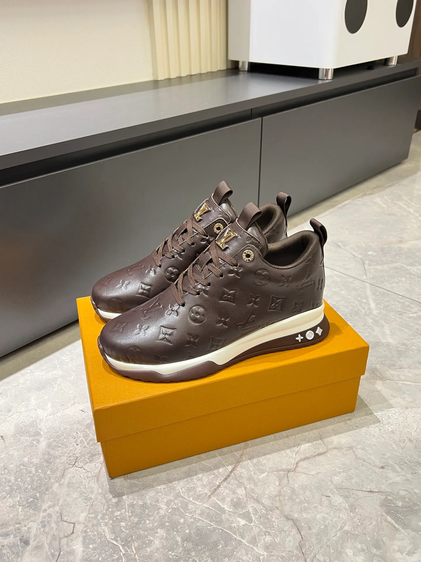 p520 "LOUI* VUITTO*" popular men's casual shoes, genuine development in Italy💯purchasing level quality✔️The upper is made of first-layer cowhide, comfortable and soft sheepskin feet⚡️Fashionable and versatile, the toe last shape is firm and full, and the soles are made from original LV molds and can be freely entered and exited the counter. Light and comfortable on the feet~Purely handmade, details determine quality! Size:39-44!